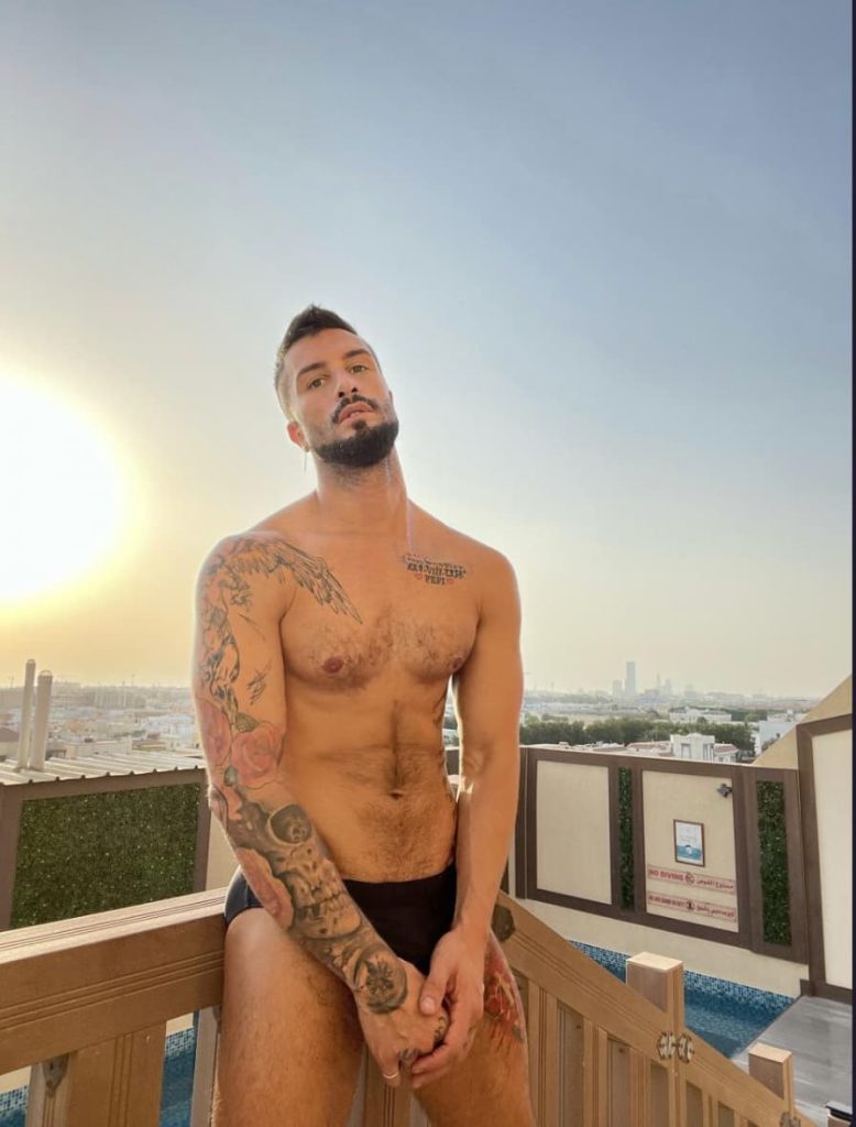 — CHICO JOVEN CUERPO DE GYM BUENAS MANOS Y MÁS —